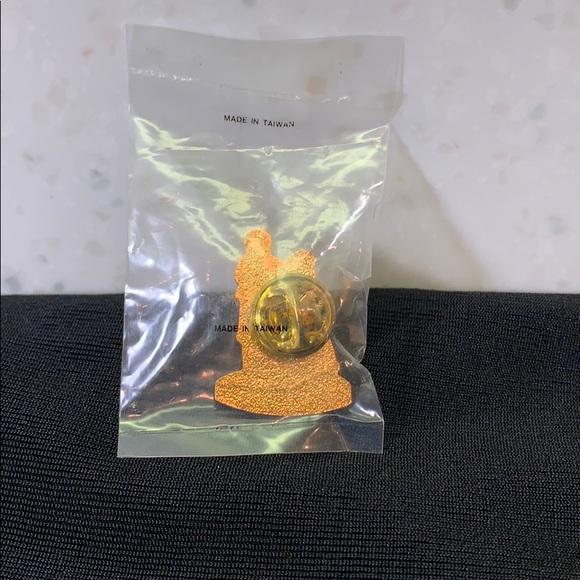 Vintage DEPT. 56 Villagers Collectors Pin - Picture 4 of 6